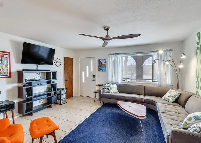 Pool & Patio! Mod Desert Digs Near Havasu Holiday home