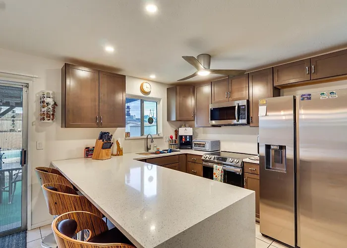 Pool & Patio! Mod Desert Digs Near Havasu Holiday home *