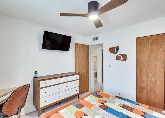 Pool & Patio! Mod Desert Digs Near Havasu Holiday home *