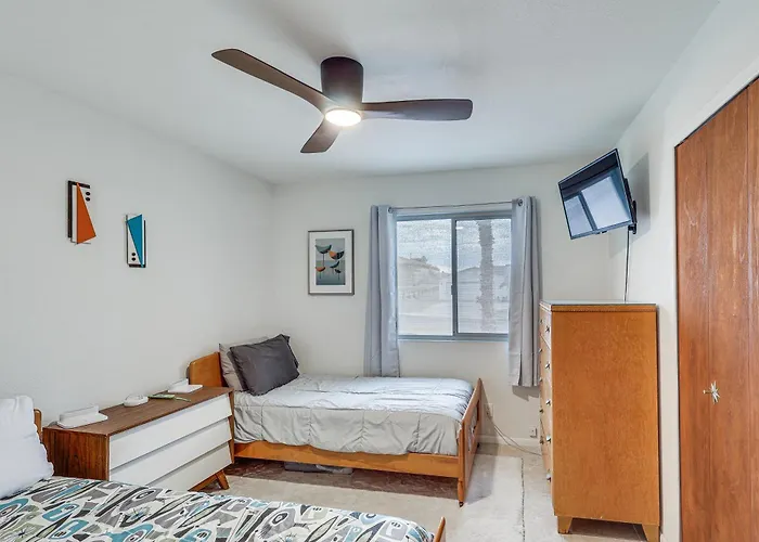 Holiday home Pool & Patio! Mod Desert Digs Near Havasu