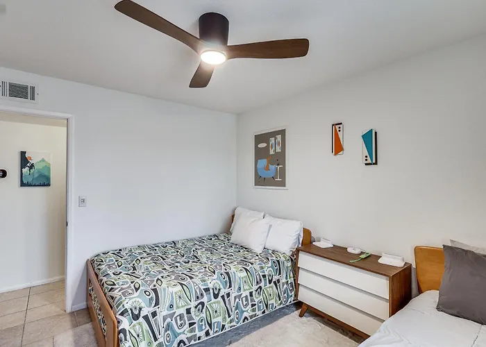 Holiday home Pool & Patio! Mod Desert Digs Near Havasu