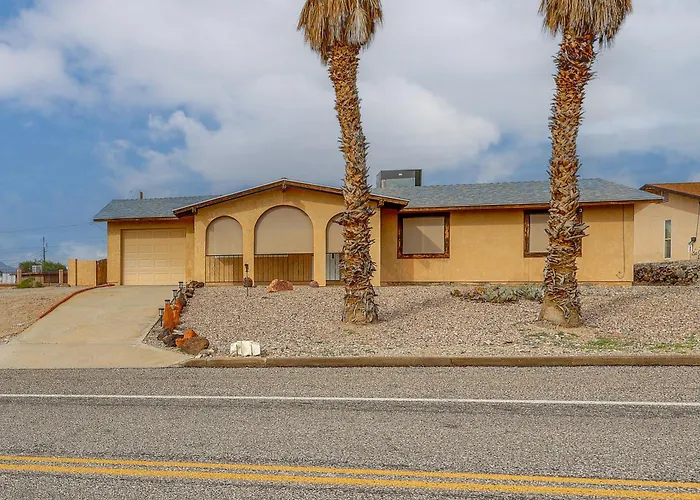 Holiday home Pool & Patio! Mod Desert Digs Near Havasu